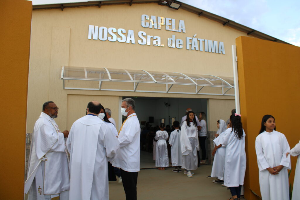 Pessoas na Entrada da Capela